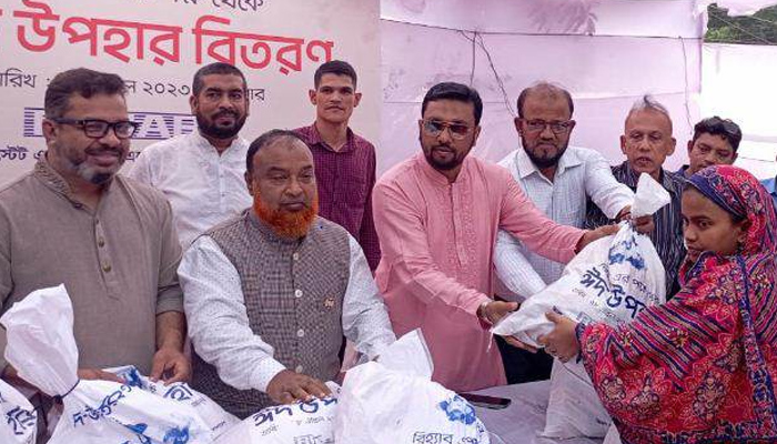 সুবিধাবঞ্চিতদের মাঝে রিহ্যাবের ঈদ উপহার সুবিধাবঞ্চিতদের মাঝে রিহ্যাবের ঈদ উপহার