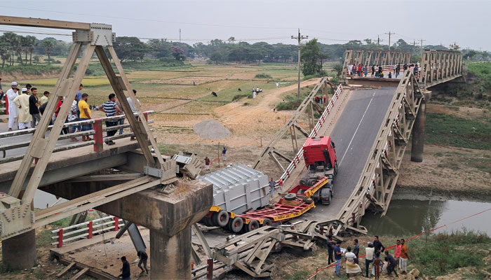 বেইলি ব্রিজ ভেঙে নদীতে: লরি চালককে দায়ী করে মামলা বেইলি ব্রিজ ভেঙে নদীতে: লরি চালককে দায়ী করে মামলা