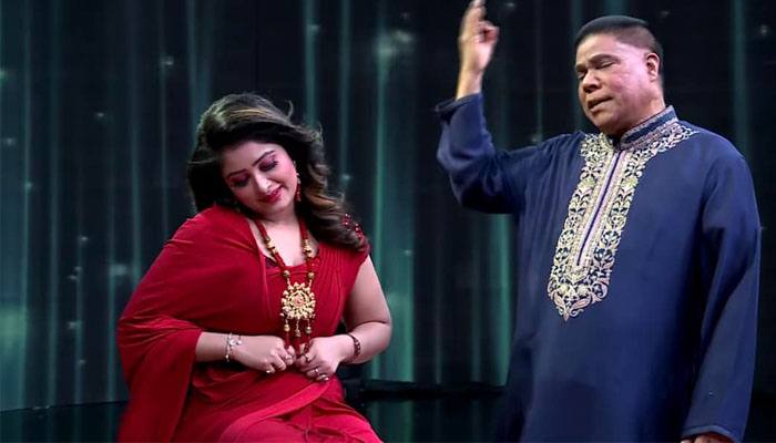 তরুণীকে সামনে বসিয়ে হিন্দি গান শোনালেন মাহফুজুর রহমান