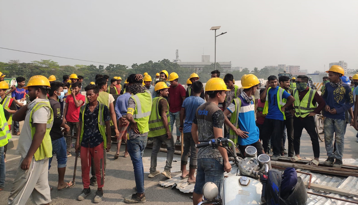 বকেয়া বেতন না পেয়ে আধাঘণ্টা উড়াল সড়ক অবরোধ