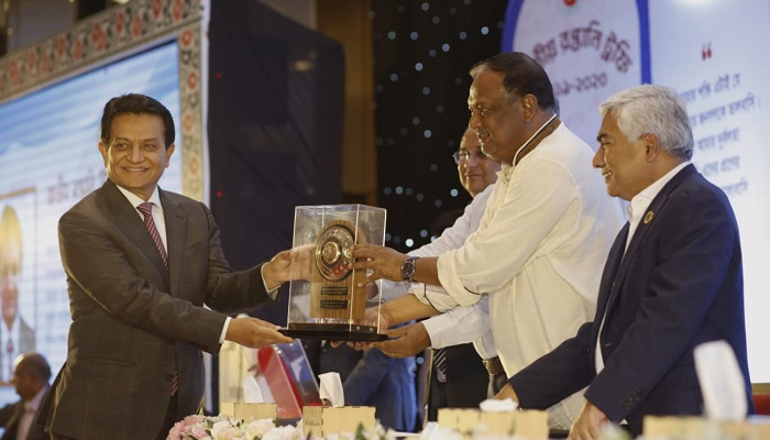 জাতীয় রপ্তানি ট্রফি পেল রিফাত গার্মেন্টসসহ ৭১ প্রতিষ্ঠান