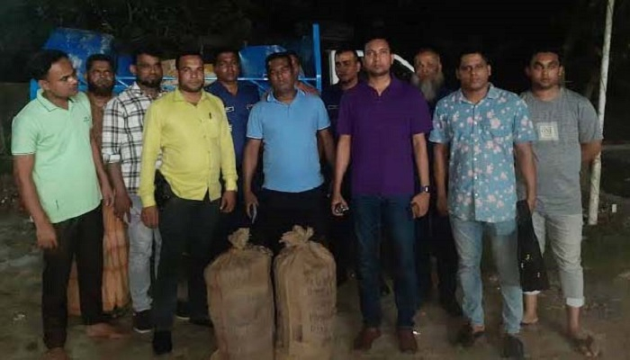 মহাসড়কে দাঁড়িয়ে থাকা ট্রাকে মিলল ৭ লাখ টাকার গাঁজা