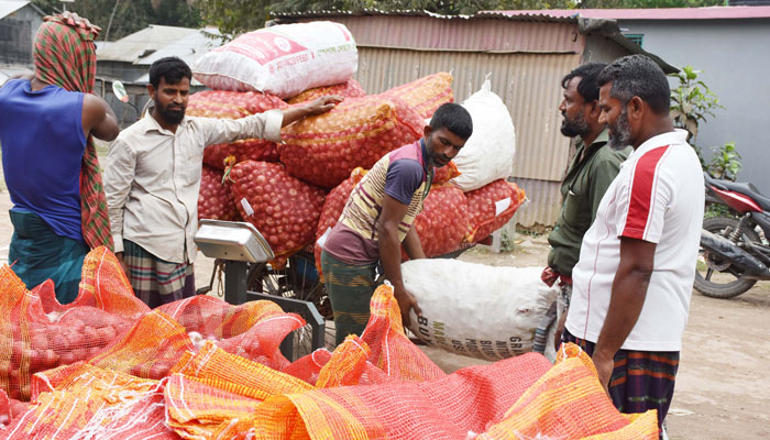 দাম কম, বিক্রি না করে  ফেরত নিয়ে যাচ্ছেন চাষি