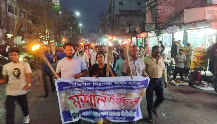 বগুড়ায় ডিজিটাল নিরাপত্তা আইন বাতিলের দাবিতে ছাত্র ইউনিয়নের মশাল মিছিল