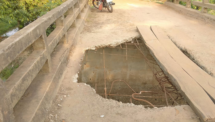 ঝুঁকি নিয়ে ভাঙা সেতু পার