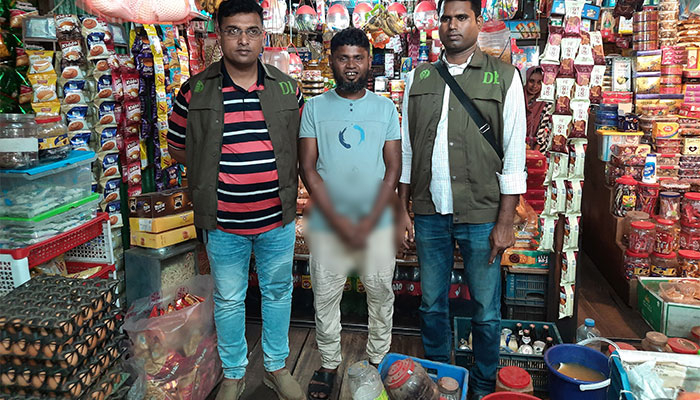 ৮০ লিটার মদসহ ফলের দোকানদার আটক
