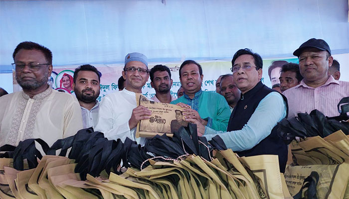 চাটখিলে ঈদ উপহার পেলেন আ. লীগের সাড়ে চারশ নেতাকর্মী