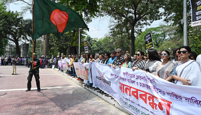 প্রথম আলোর নিবন্ধন বাতিল চেয়ে শহীদ মিনারে মানববন্ধন