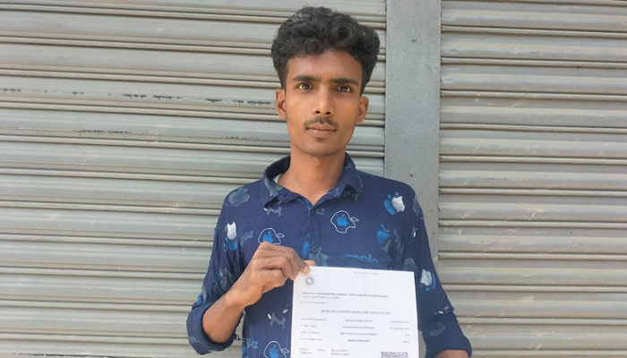 মায়ের চেয়ে ১৪ বছরের বড় ছেলে!