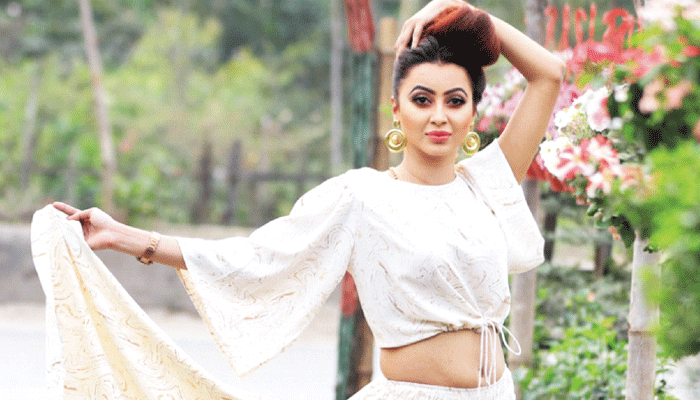 বর্ণিল পোশাকে