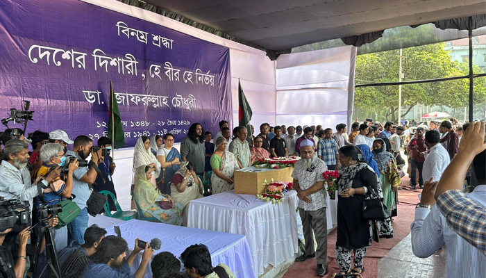 শহীদ মিনারে ডা. জাফরুল্লাহ চৌধুরীকে শ্রদ্ধা জানাচ্ছেন সর্বস্তরের মানুষ