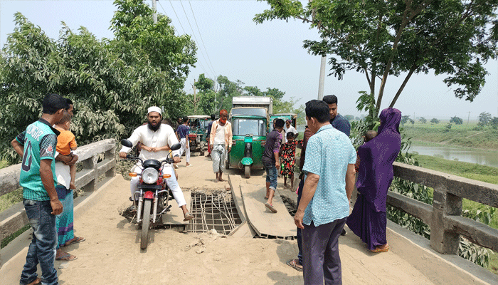ভাঙা সেতু দিয়ে ঝুঁকি নিয়ে পারাপার