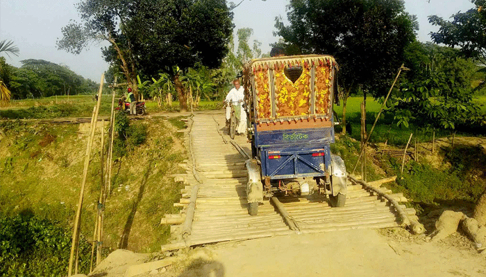 যানবাহনের ভারে সাঁকো ভেঙে পড়ার আশঙ্কা