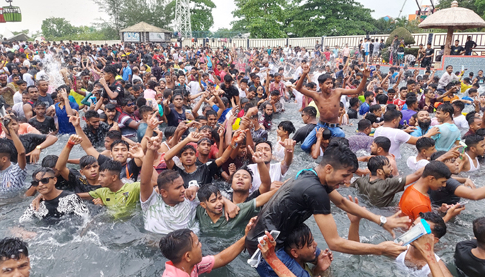 ড্রিম হলিডে পার্কে উপচেপড়া ভিড়