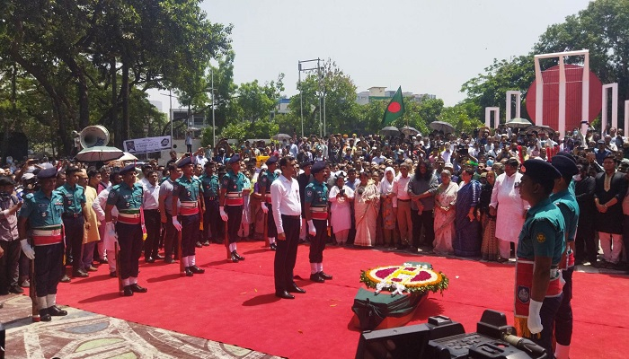 শহীদ মিনারে জাফরুল্লাহ চৌধুরীকে গার্ড অব অনার
