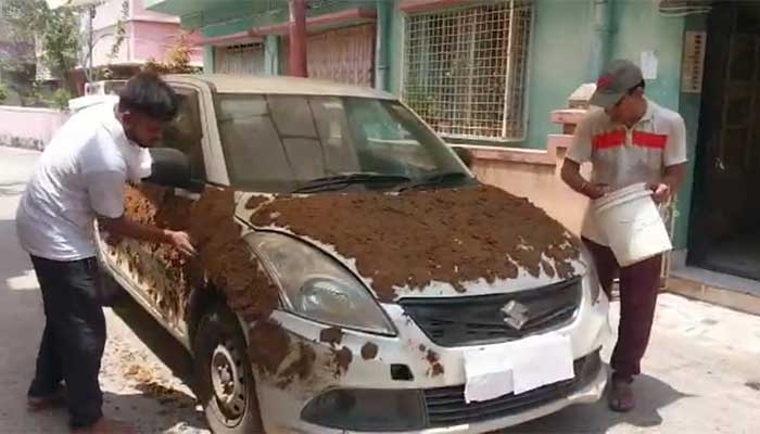 এসি চালালে টান পড়ছে পকেটে, গাড়ি গোবরে ঢাকলেন চালক!