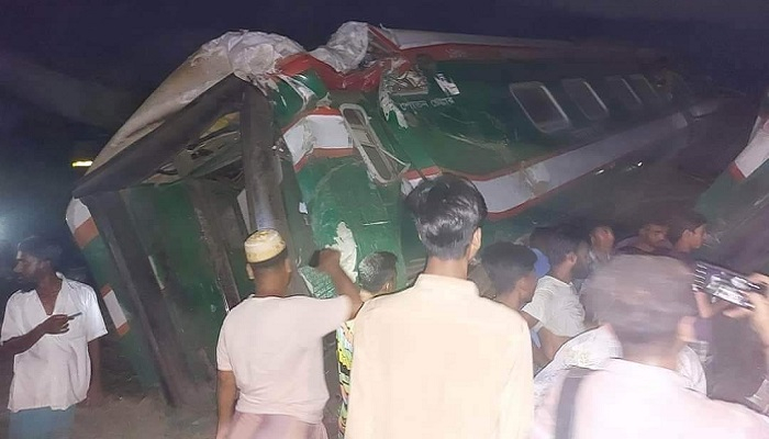 কুমিল্লায় দুই ট্রেনের সংঘর্ষ, ৭ বগি লাইনচ্যুত