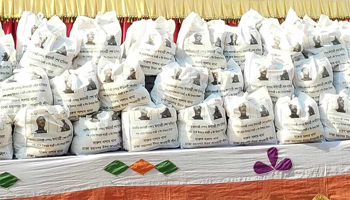 উত্তরায় প্রধানমন্ত্রীর পক্ষে সুবিধাবঞ্চিতদের খাদ্য ও ঈদ উপহার বিতরণ