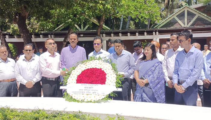 টুঙ্গিপাড়ায় বঙ্গবন্ধুর সমাধিতে নবনিযুক্ত ভূমি সচিবের শ্রদ্ধা