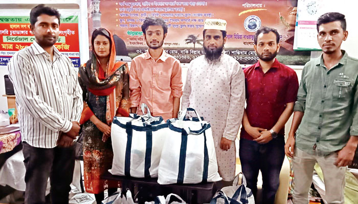 খাদ্যসামগ্রী নিয়ে দ্বারে দ্বারে