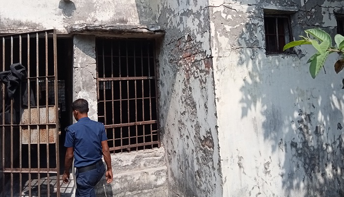 পরিত্যক্ত ভবনে দুই আদালত