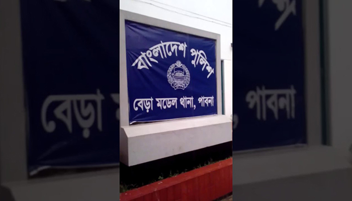 ফিল্মি স্টাইলে পুলিশের গাড়ি থেকে পালালেন যুবক!