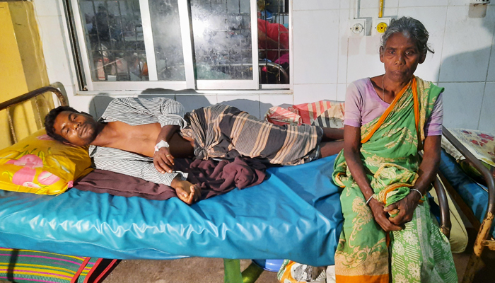 কৃষক মুকুলের কাছে টাকা চেয়েছিলেন অপারেটর বাবু