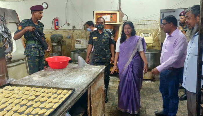 ভেতরে নোংরা পরিবেশ, বেকারিকে ৩ লাখ টাকা জরিমানা