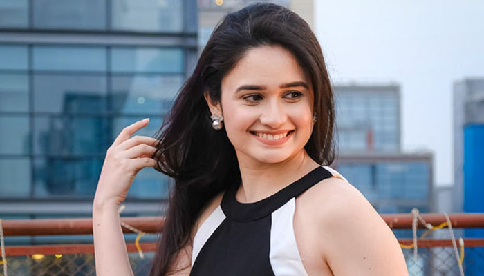 এবারের ঈদ সিনেমার ভাইবে কাটছে: ঐশী