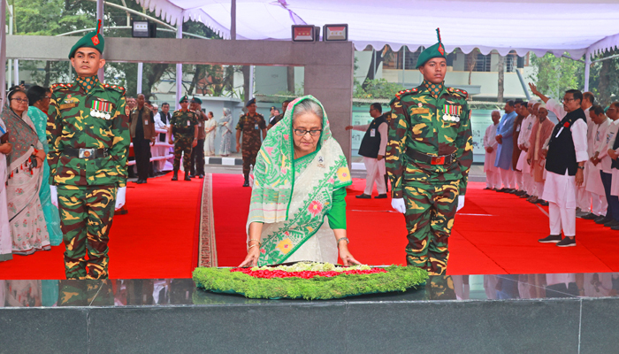 মুজিবনগর দিবসে বঙ্গবন্ধুর প্রতিকৃতিতে প্রধানমন্ত্রীর শ্রদ্ধা