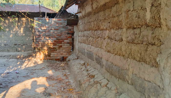 একজনকে শায়েস্তা করতে ৩ পরিবারের চলাচলের রাস্তা বন্ধ