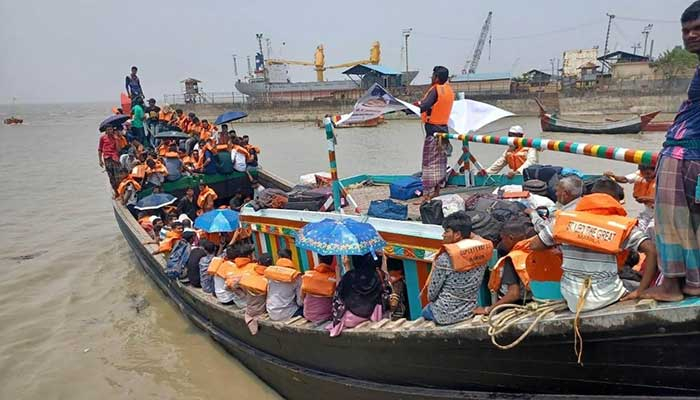 বিনা ভাড়ায় সন্দ্বীপের শিক্ষার্থীদের বাড়ি পাঠাচ্ছে ‘হিউম্যান ২৪’