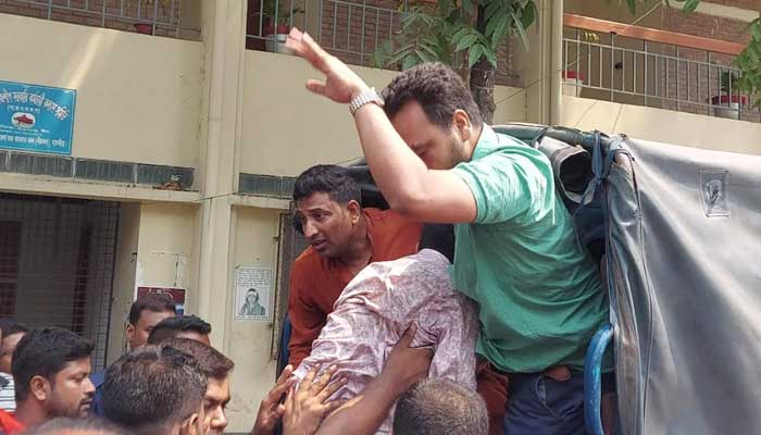 সাতক্ষীরায় আদালত চত্বরে বিক্ষোভ, ছাত্রদল নেতা আটক