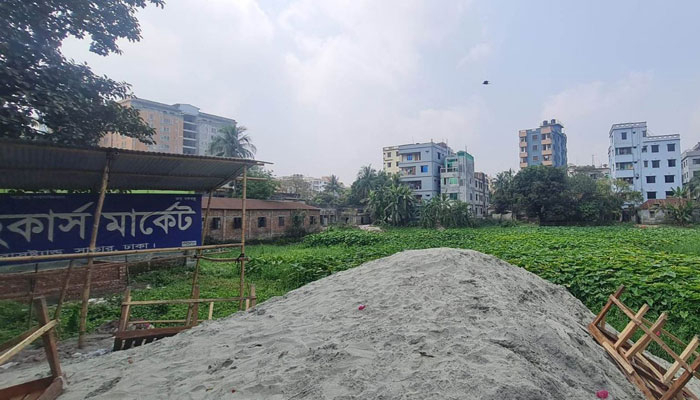 সরকারি পুকুর ভরাট করে হকার্স মার্কেট