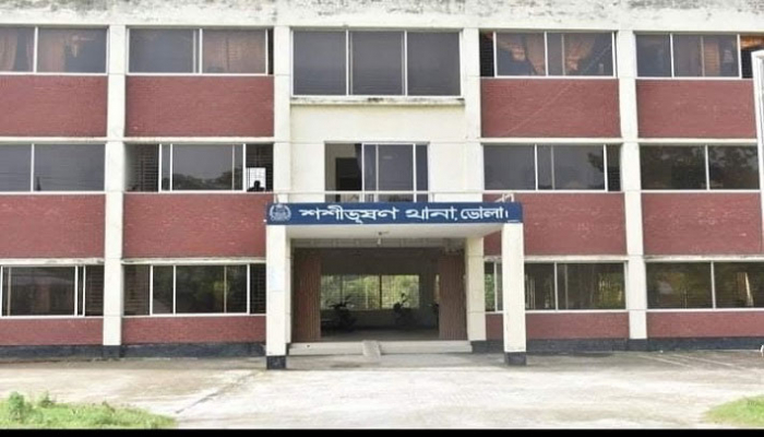 গাছের পাতা খাওয়ায় ছাগলকে গলা কেটে হত্যা