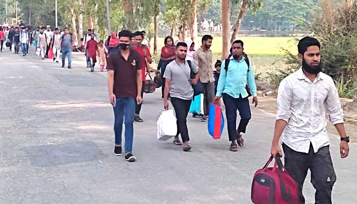 পাটুরিয়া ও আরিচা ঘাটে ঈদে ঘরমুখো যাত্রীদের চাপ বাড়ছে