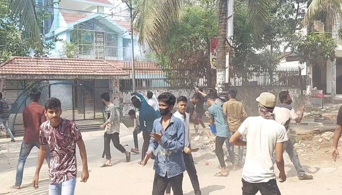 নরসিংদীতে বিএনপি কার্যালয়ে হামলা-ভাঙচুর, ককটেল বিস্ফোরণ