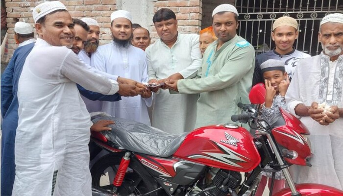 ইমামকে মুসল্লিদের মোটরসাইকেল উপহার
