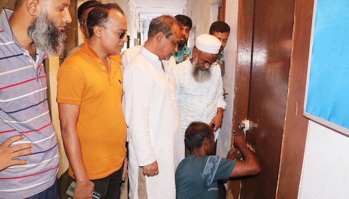 তালা ভেঙে কার্যালয়ে ঢুকলেন রাজশাহী বিএনপির নেতারা তালা ভেঙে কার্যালয়ে ঢুকলেন রাজশাহী বিএনপির নেতারা