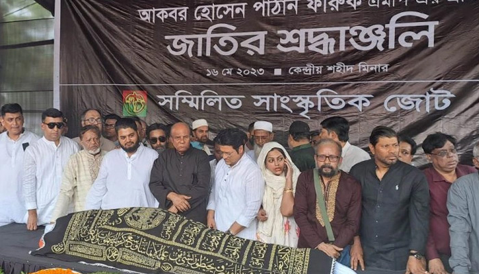 শহীদ মিনারে চিত্রনায়ক ফারুককে শ্রদ্ধা শহীদ মিনারে চিত্রনায়ক ফারুককে শ্রদ্ধা