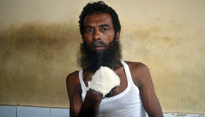 হোল্ডিং ট্যাক্স আদায় করতে গিয়ে হামলার শিকার গ্রাম পুলিশ হোল্ডিং ট্যাক্স আদায় করতে গিয়ে হামলার শিকার গ্রাম পুলিশ