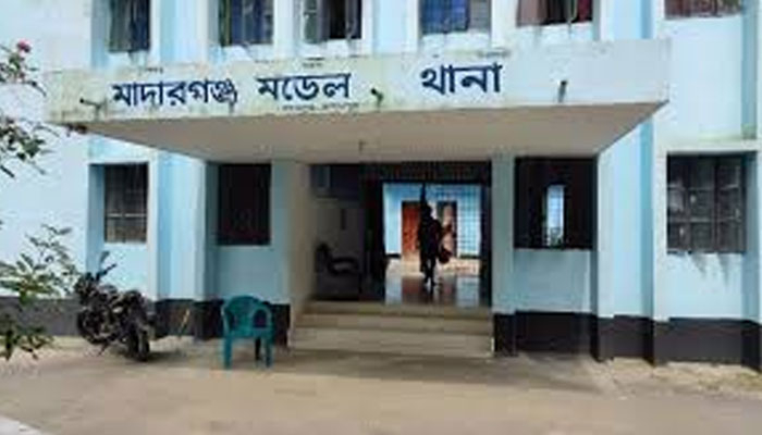পুলিশের সামনেই সাংবাদিকের নাক ফাটাল মাদকসেবী পুলিশের সামনেই সাংবাদিকের নাক ফাটাল মাদকসেবী