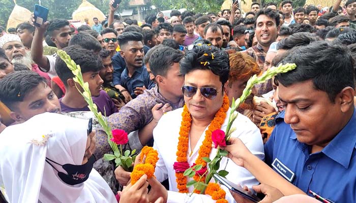 ১৫ বছর পর নিজ গ্রামে চিত্রনায়ক ফেরদৌস ১৫ বছর পর নিজ গ্রামে চিত্রনায়ক ফেরদৌস