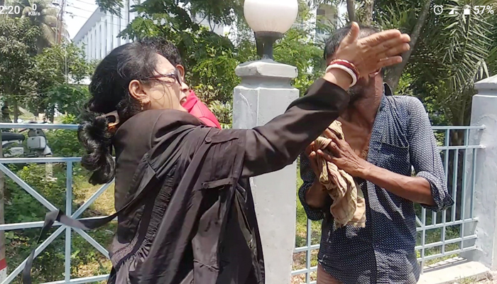 যশোরে রিকশাচালককে নারী আইনজীবীর মারপিটের ভিডিও ভাইরাল যশোরে রিকশাচালককে নারী আইনজীবীর মারপিটের ভিডিও ভাইরাল
