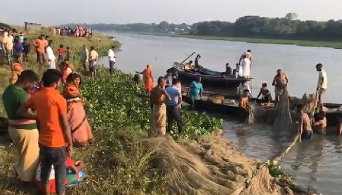নদীতে গোসলে নেমে নিখোঁজ দুই কিশোরী নদীতে গোসলে নেমে নিখোঁজ দুই কিশোরী