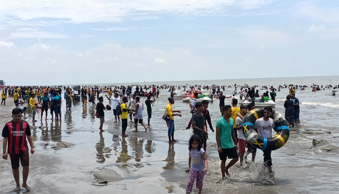 পর্যটকে মুখর কুয়াকাটা সৈকত
