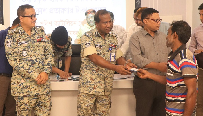 উদ্ধার হওয়া ৬৪টি মোবাইল ফোন হস্তান্তর করল এপিবিএন