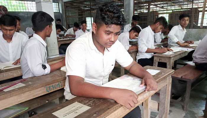 বাবার লাশ হাসপাতালে রেখে এসএসসি পরীক্ষার কেন্দ্রে ছেলে