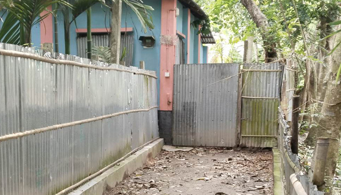 চলাচলের রাস্তায় টিনের বেড়া, বিপাকে ৩০ পরিবার