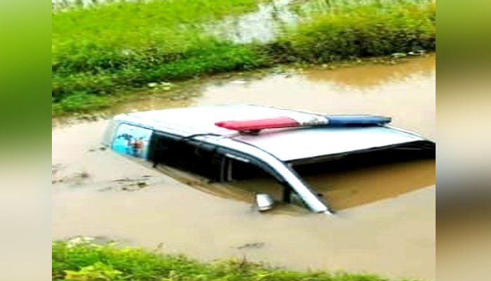 অ্যাম্বুলেন্সে ঘুরতে বেরিয়ে প্রাণ হারালেন যুবক